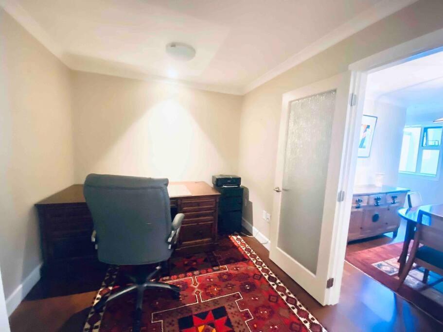 Amazing Location 2 Bedroom Minutes From Downtown Apartment *
