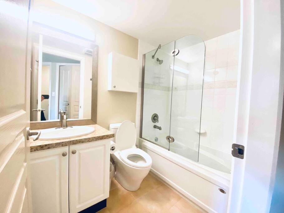 Amazing Location 2 Bedroom Minutes From Downtown Apartment Victoria