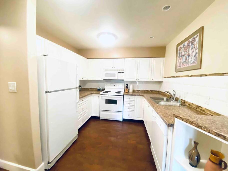 Amazing Location 2 Bedroom Minutes From Downtown Apartment *