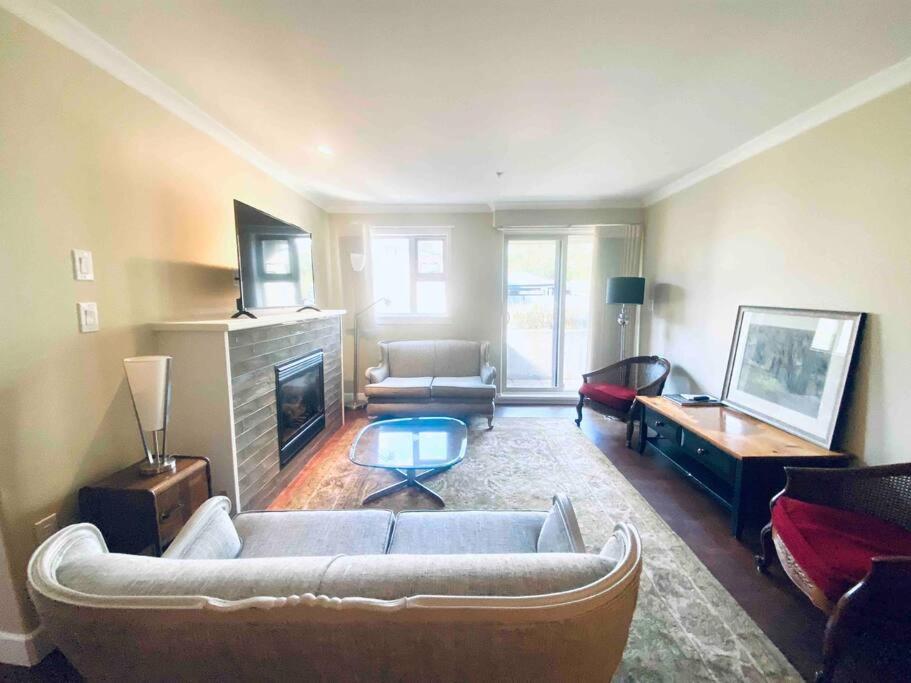 Amazing Location 2 Bedroom Minutes From Downtown * Victoria