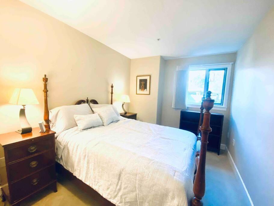 Amazing Location 2 Bedroom Minutes From Downtown Apartment Victoria